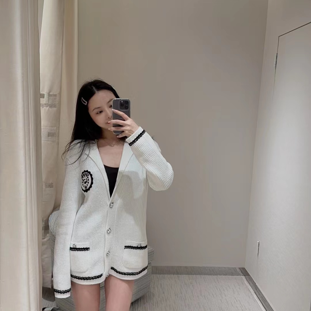 99新 Chanel/香奈儿 23C早春度假西装领5号徽章开衫外套  36码