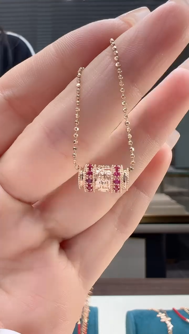 【闪购商品】红宝石吊坠(不含链)18K金镶嵌红宝石六字箴言吊坠K红