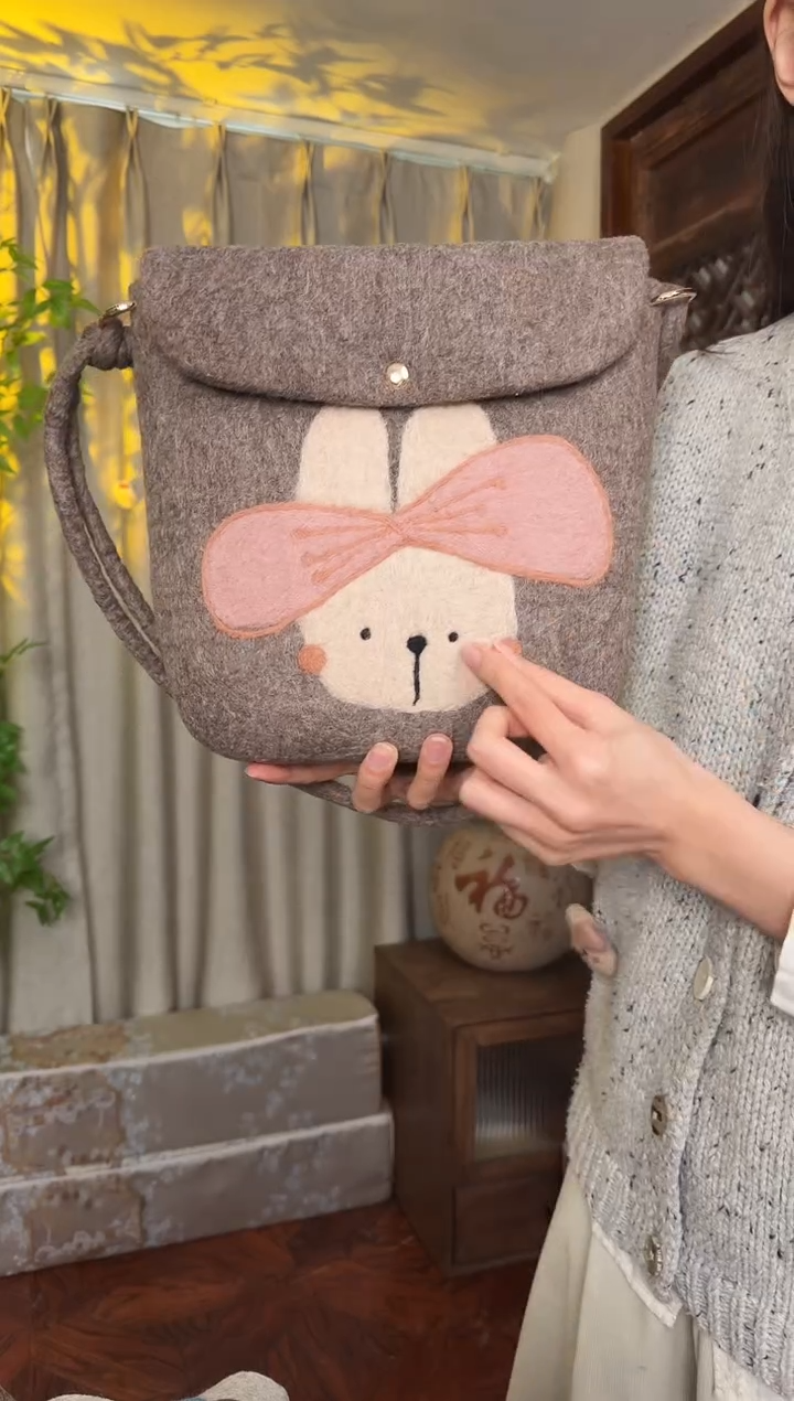 羊毛非遗羊毛毡包 单肩翻盖蝴蝶结兔子