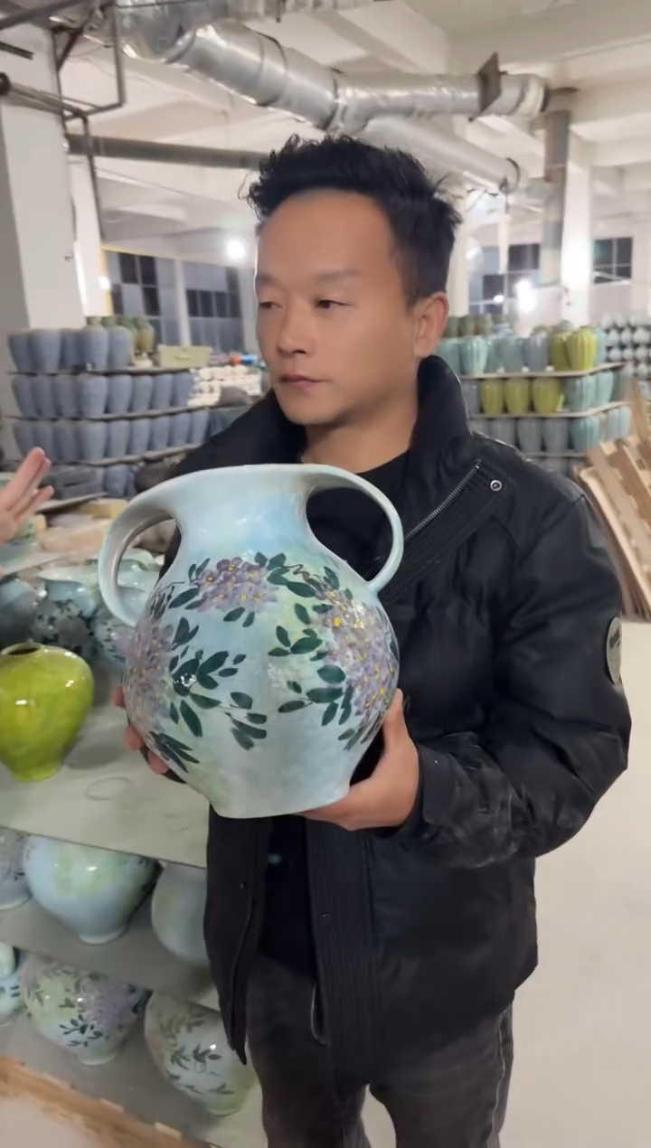 景德镇蓝色手绘彩釉双耳瓶