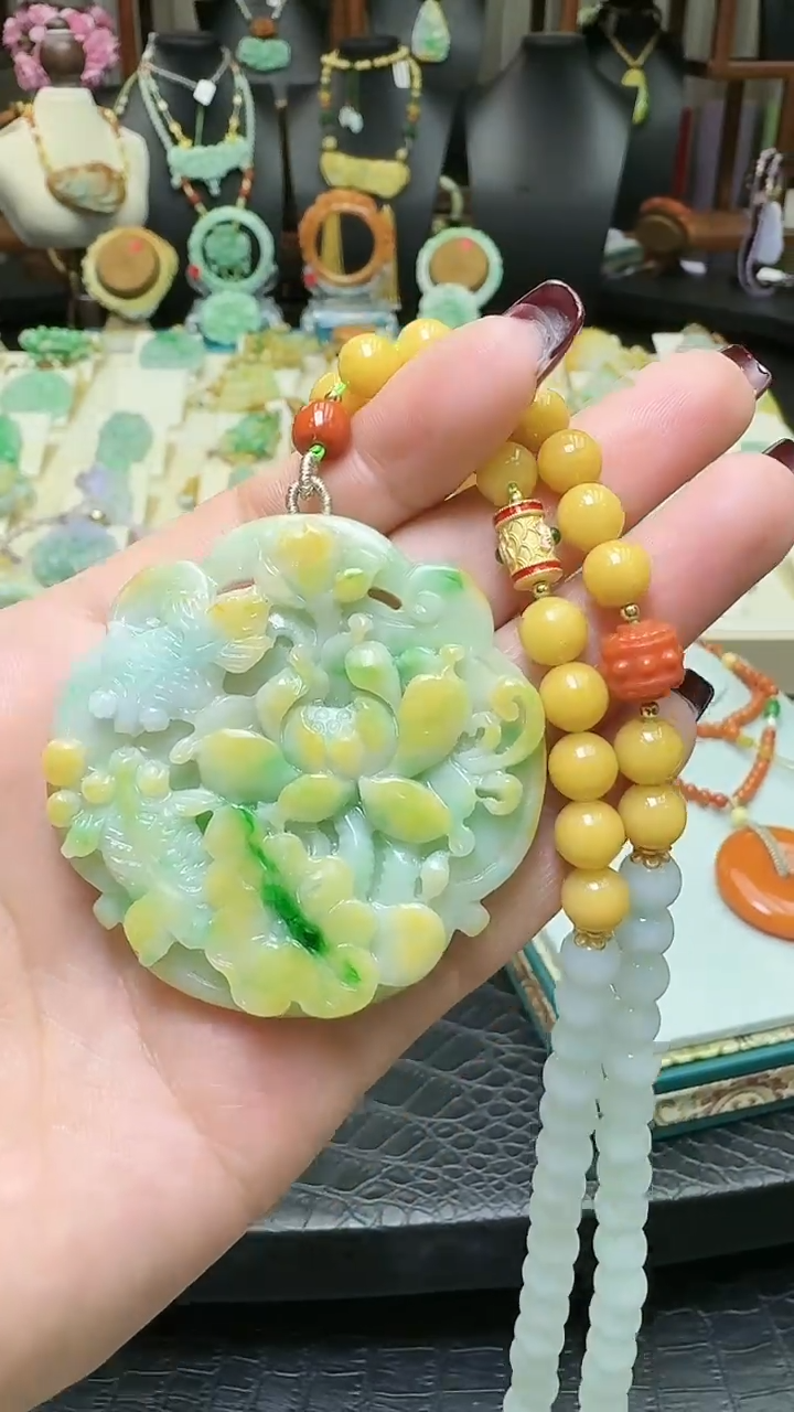 【闪购商品】翡翠颈饰未镶嵌特色黄加绿鱼戏莲花