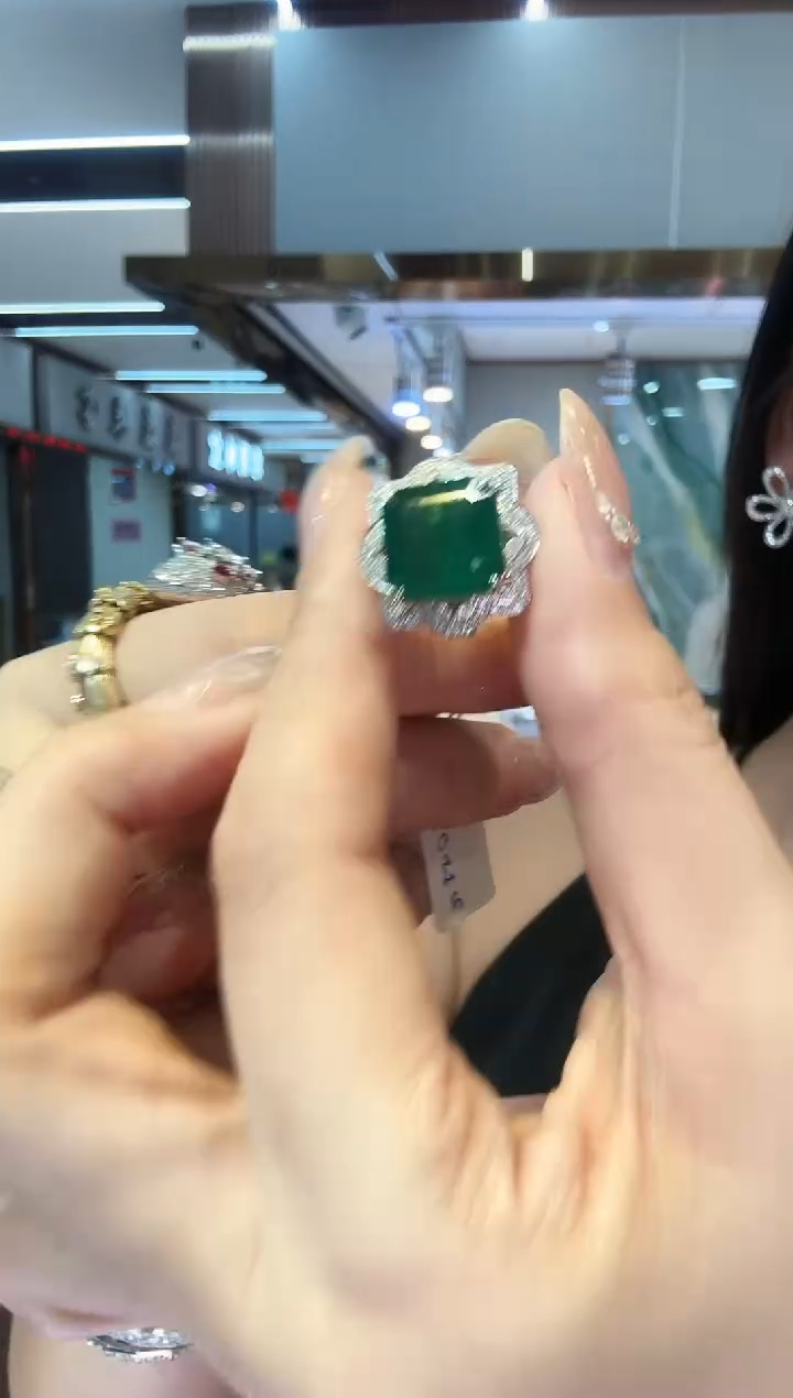 18K金镶嵌戒指祖母绿7.87ct