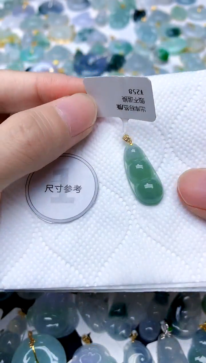 颈饰18K金镶嵌翡翠天然A货翡翠