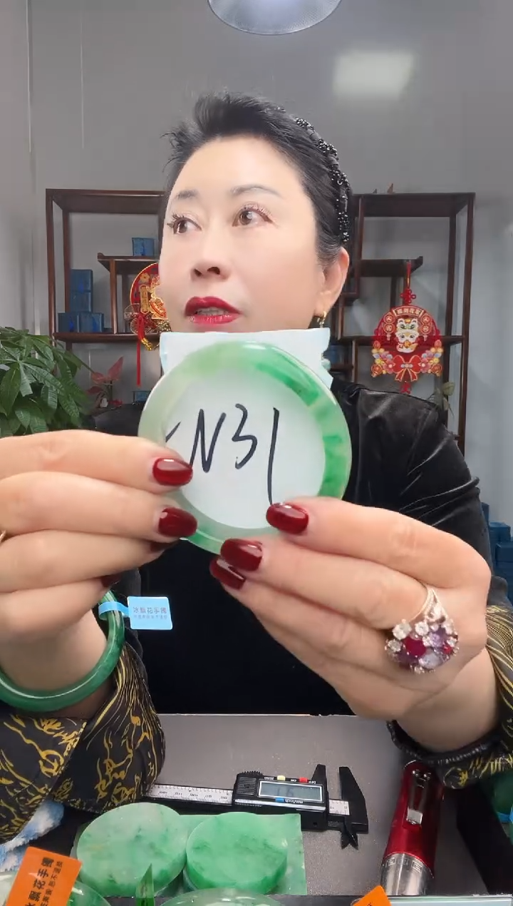 【闪购商品】石英质玉手镯未镶嵌非洲翠