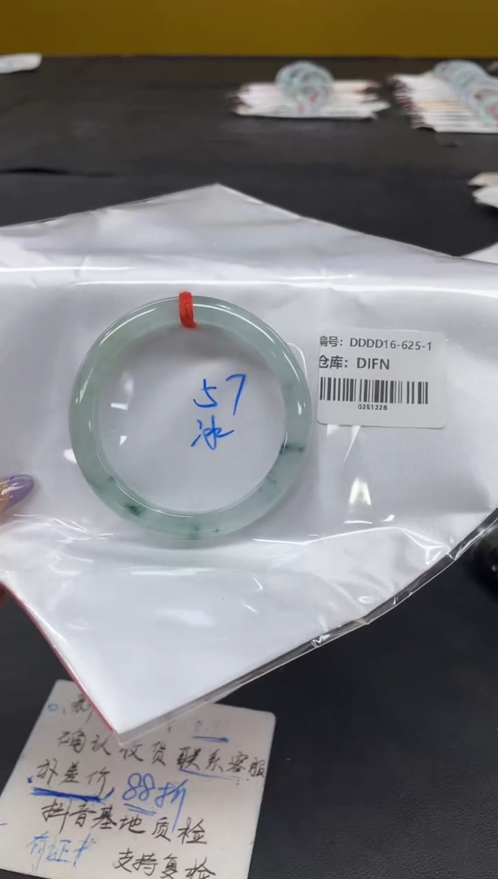 未镶嵌手镯翡翠小****?翡翠手镯