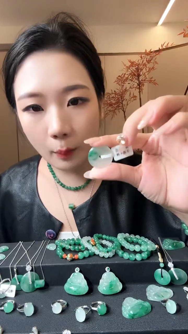 吊坠(不含链)未镶嵌石英质玉（非洲翠）非洲翠平安扣（拍一发其一）
