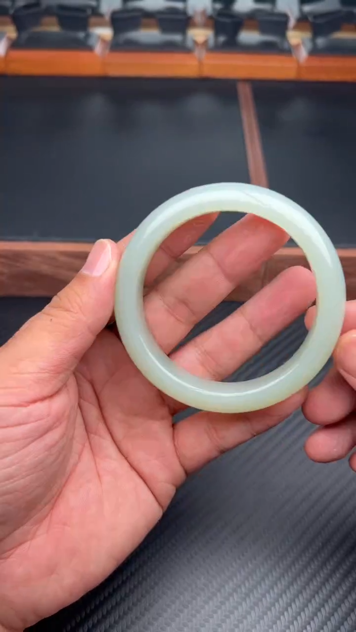 和田玉手镯未镶嵌且末微色差近矿 58J