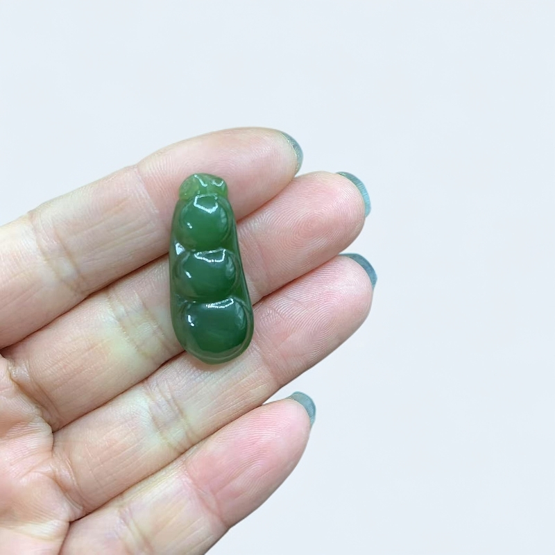 【琪玉轩】精品时尚和田玉碧玉精雕菠菜绿平安豆