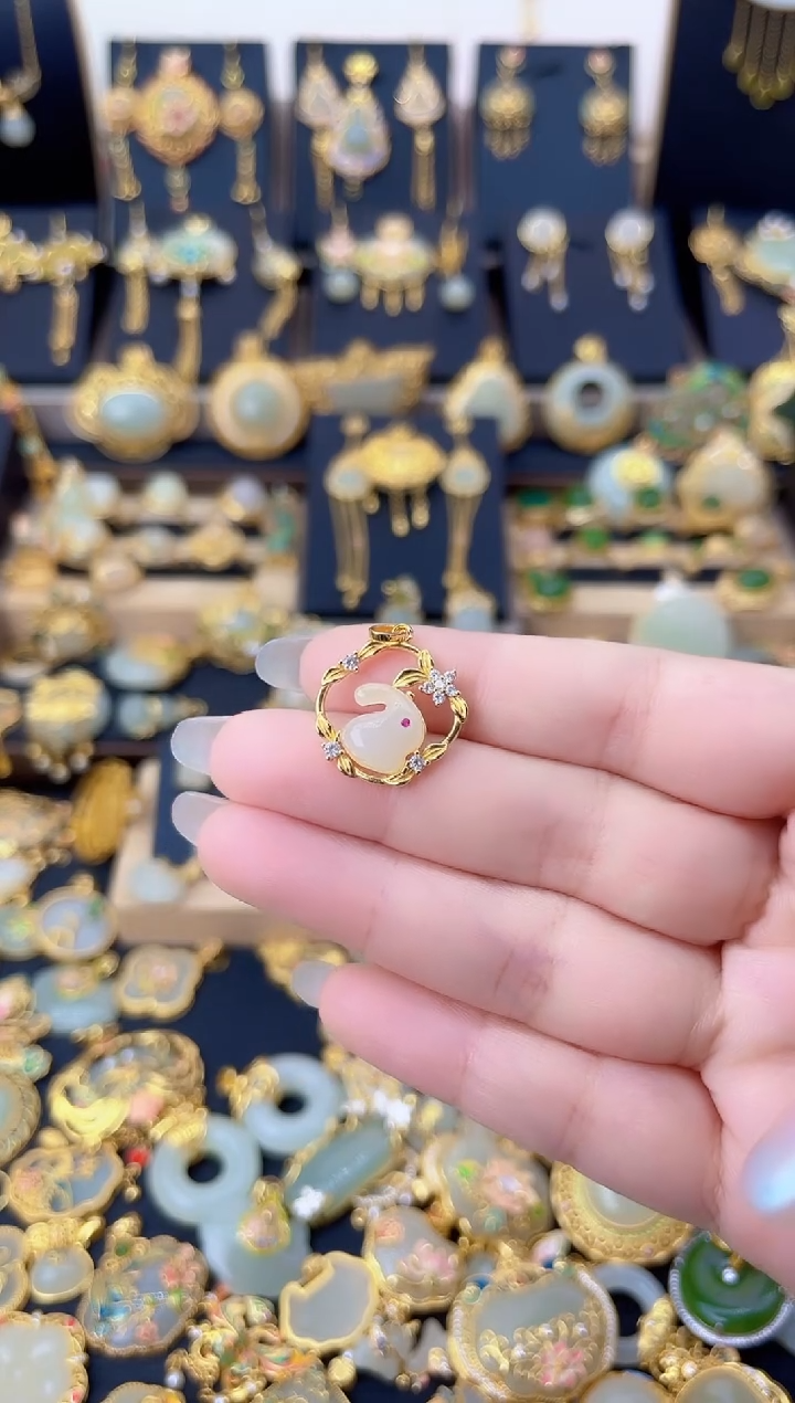 颈饰银S925镀金镶嵌和田玉素款兔子吊坠