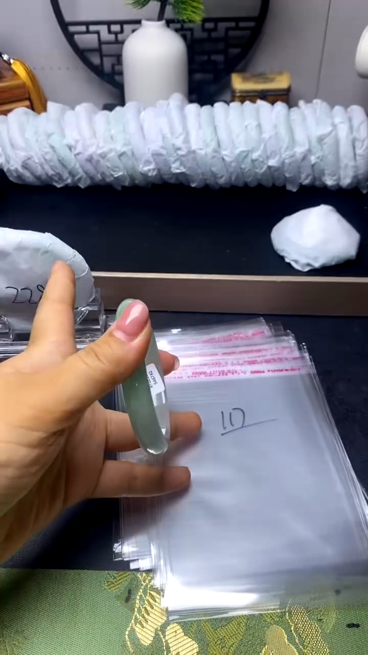 时尚女款缅料手镯117