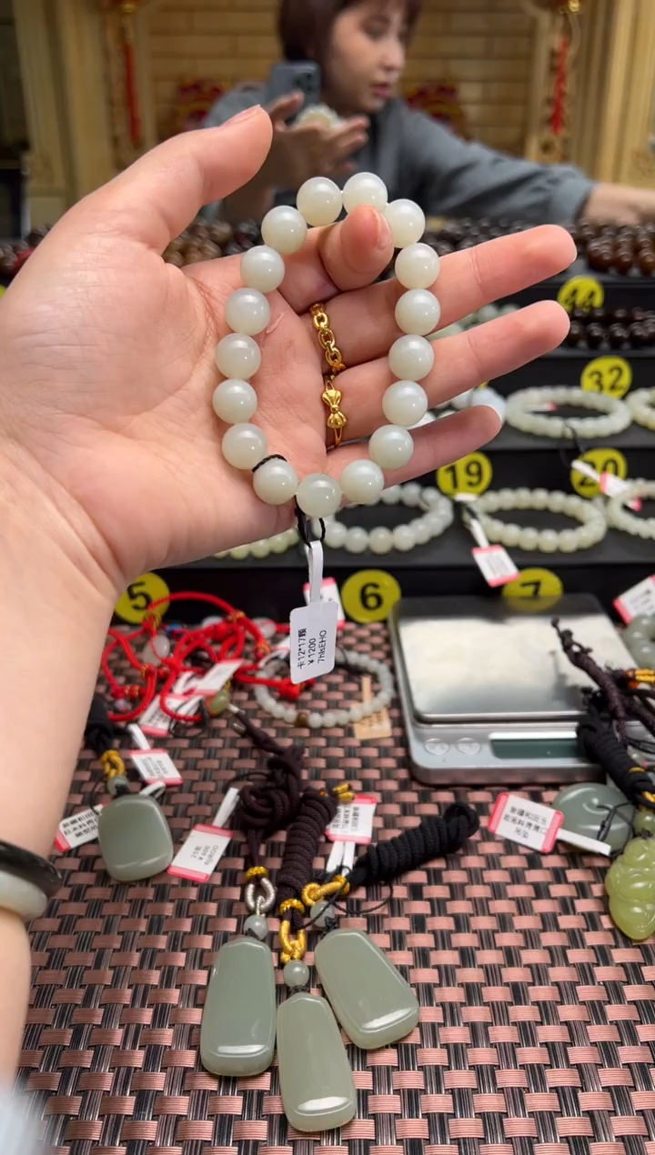 【闪购商品】和田玉手串未镶嵌且末料青白玉卡12手串