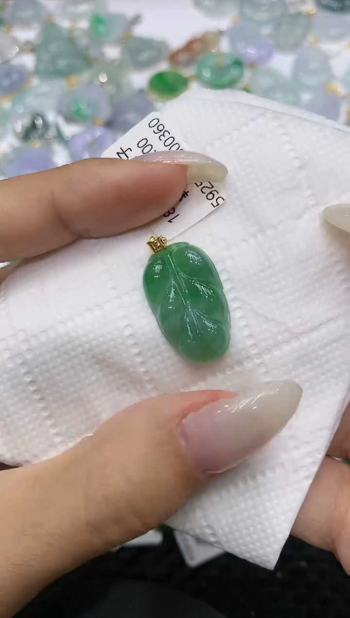 颈饰18K金镶嵌翡翠111111111111
