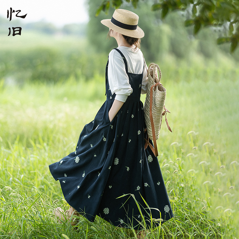 【自由惬意】复古蓝减龄背带百褶连衣裙女秋季新款宽松刺绣长裙子