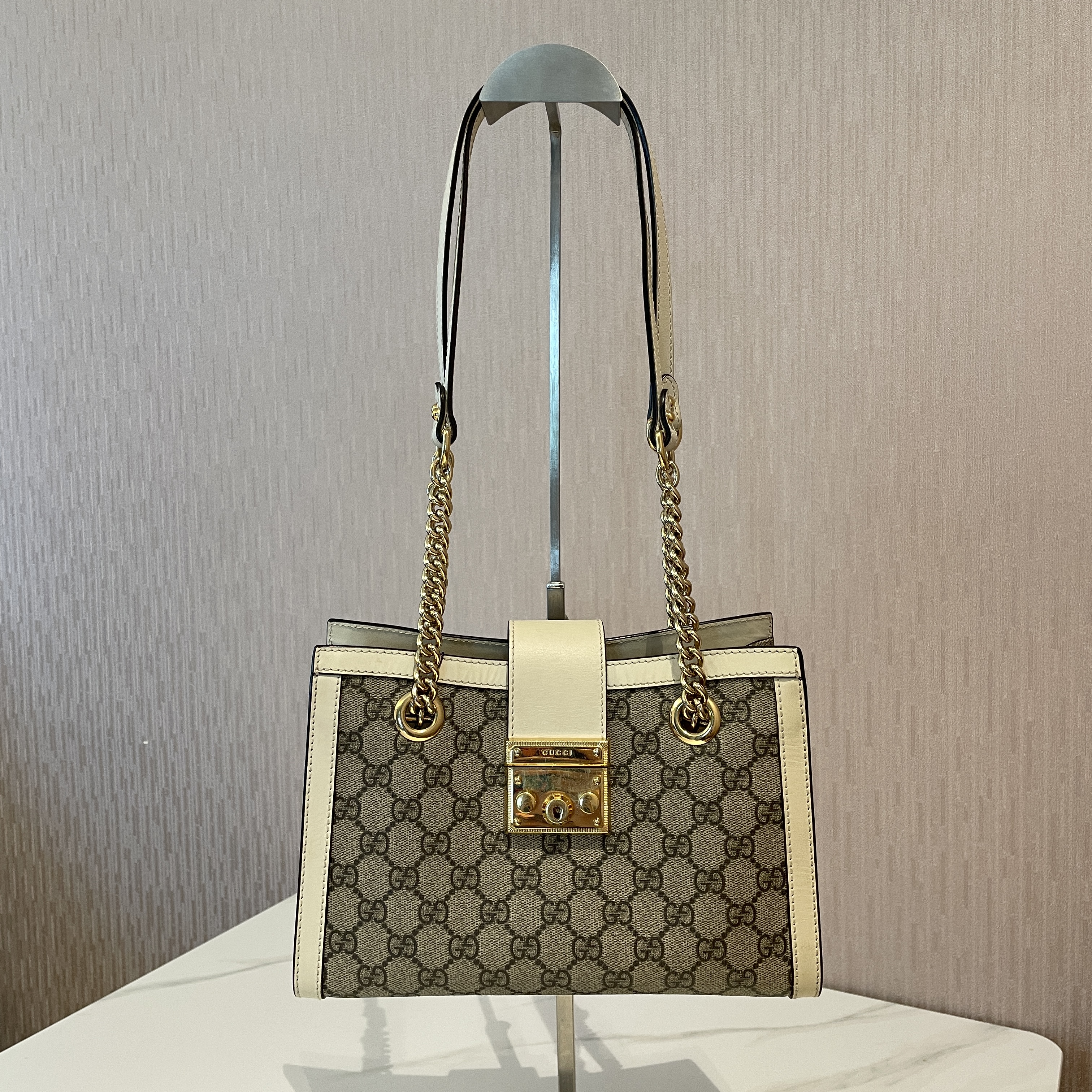 95新 GUCCI/古驰 一桃/padlock 老花 白色小号/单肩包