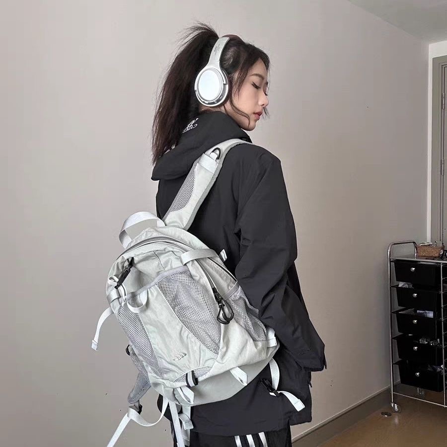 ins风小众设计机能户外徒步双肩包轻便登山包男运动背包骑行包女