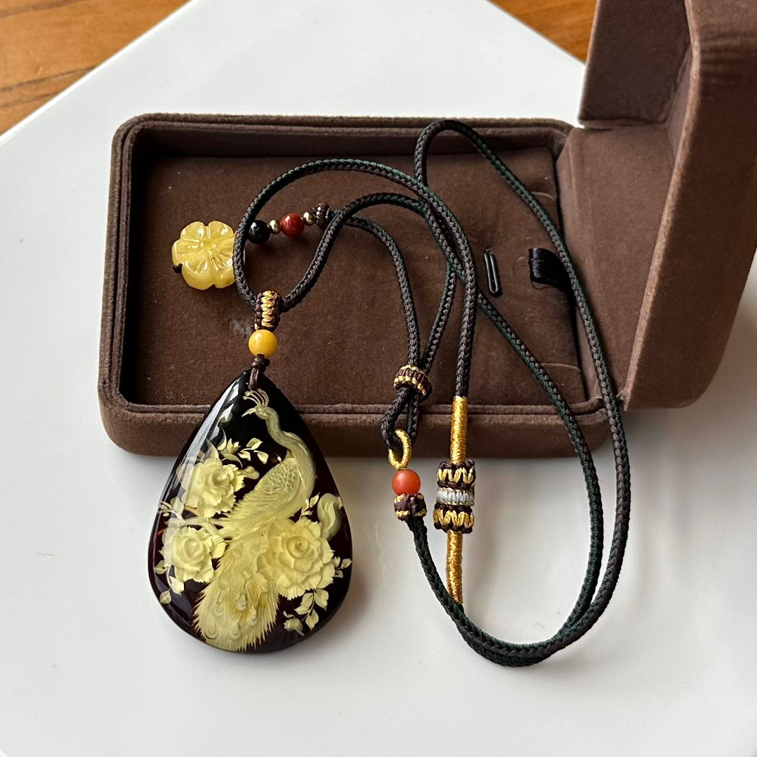 天然原矿琥珀阴雕凤凰牡丹花开富贵吊坠手工精雕经典时尚百搭送礼