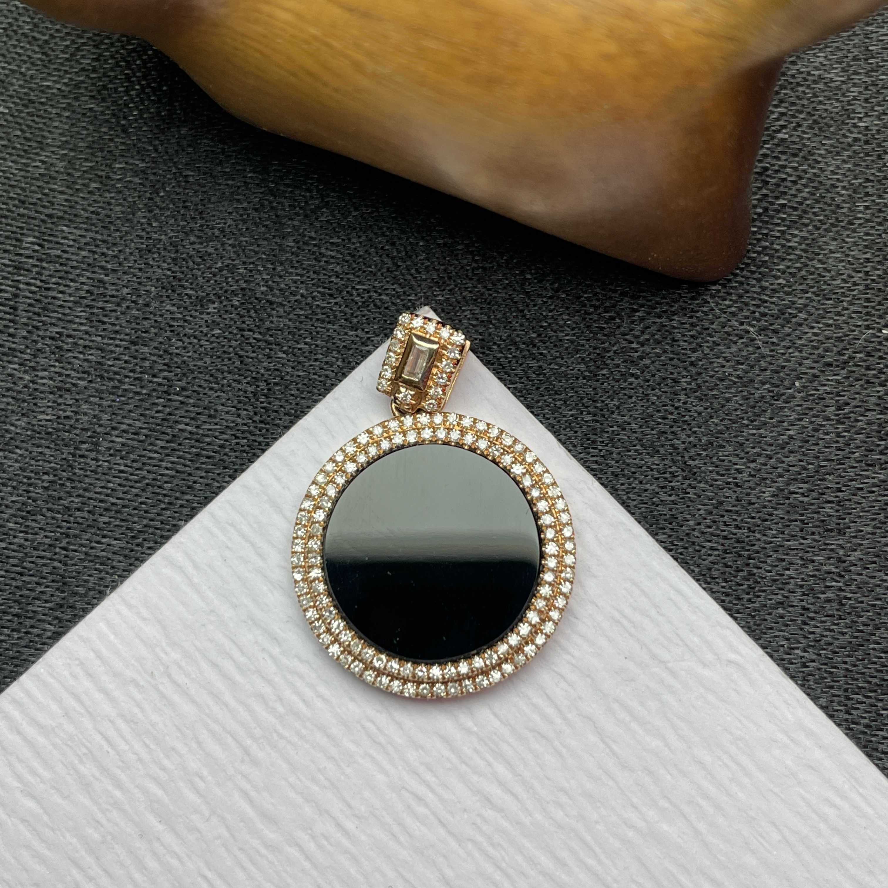 18K金双排钻墨翠圆牌吊坠