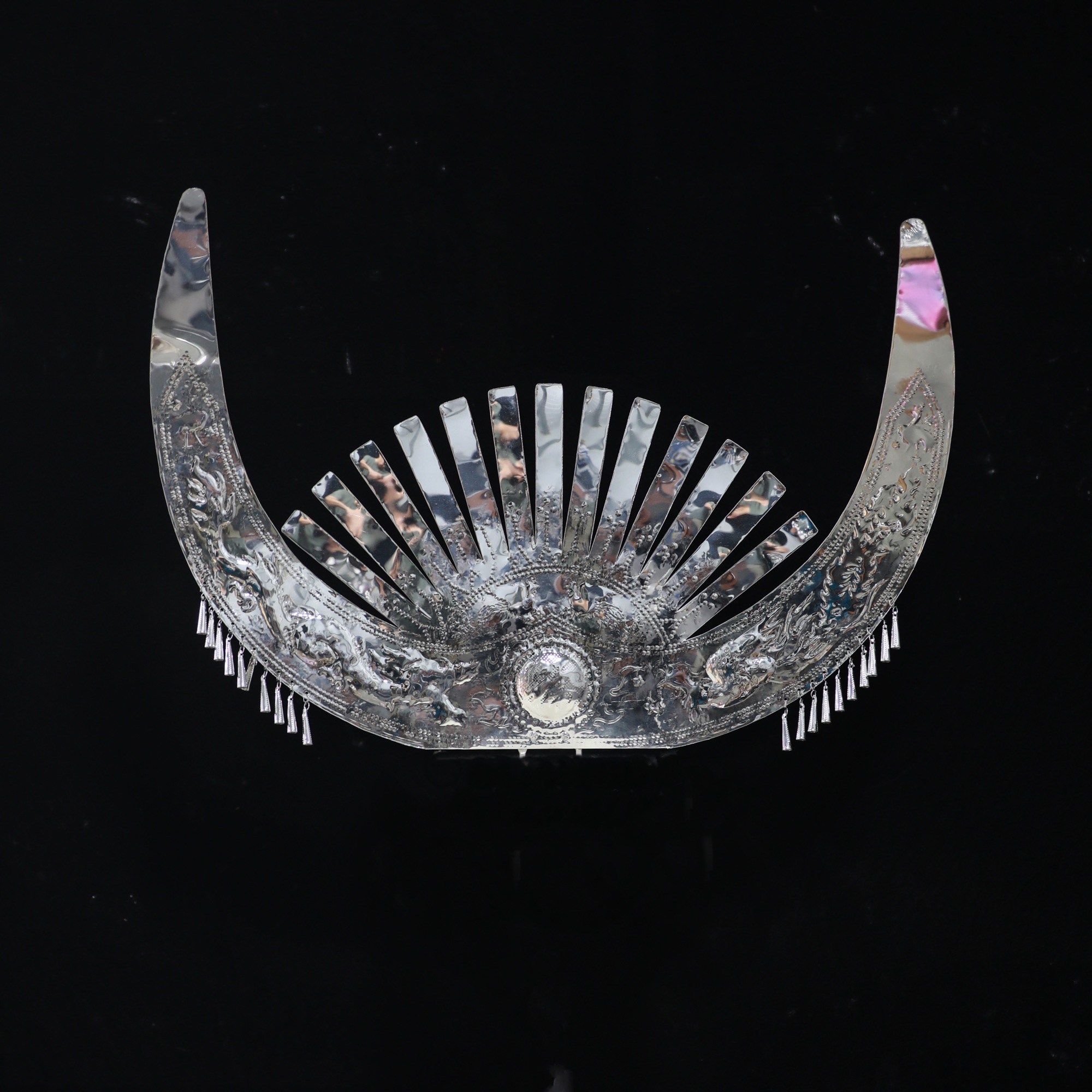 苗族新款高级百搭牛角流苏白色网红苗族头冠大气时尚