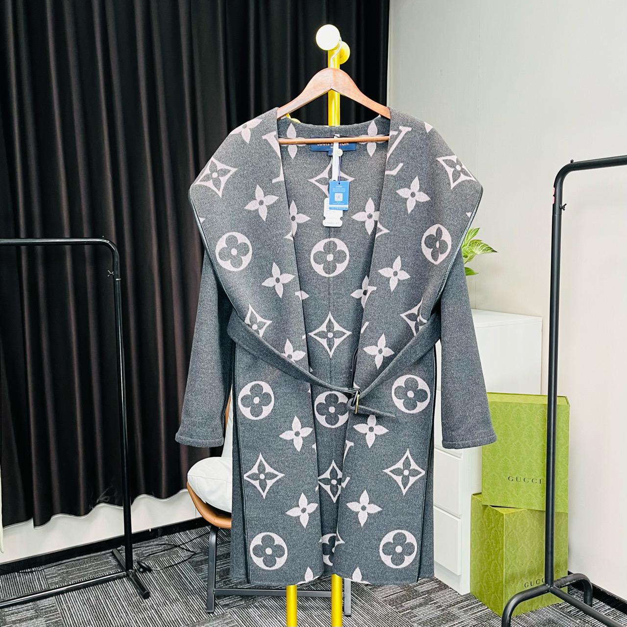 99新 LV 路易威登 灰色内里老花满印大衣 32码