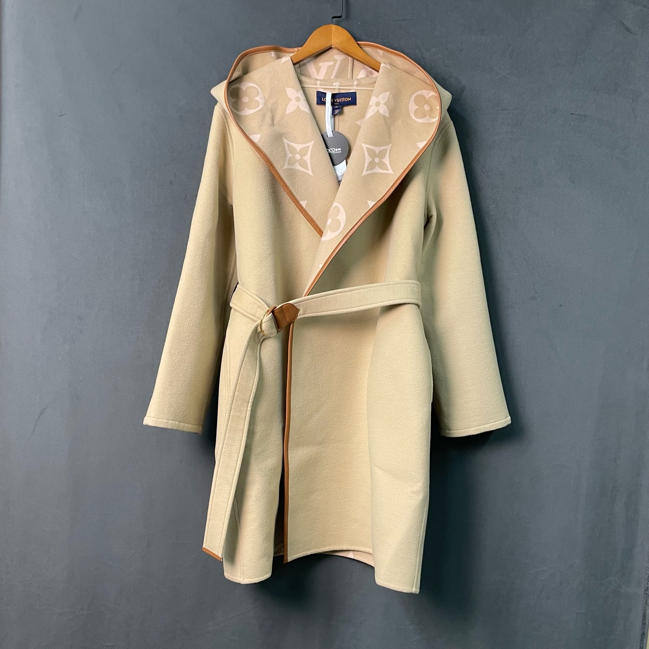 99新 LouisVuitton/路易威登 卡其色内里满印大衣 42码