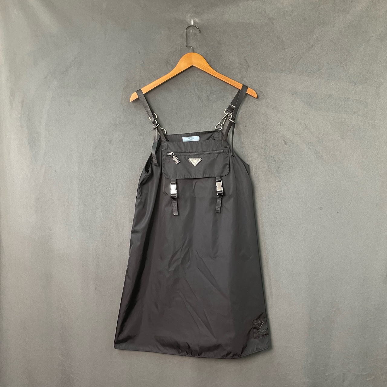 99新 Prada/普拉达  黑色口袋吊带连衣裙 38码