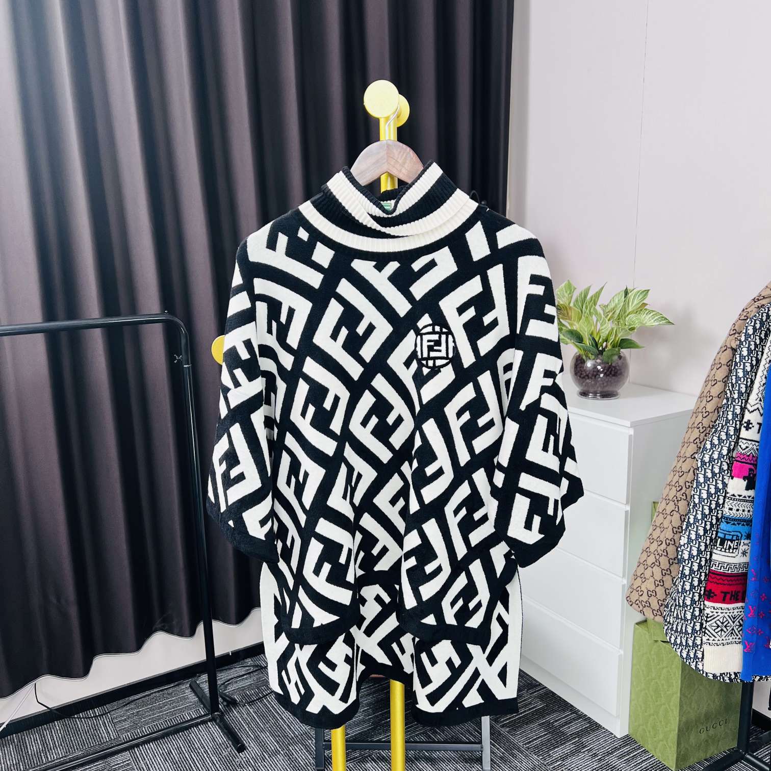 99新 FENDI/芬迪 黑白满印披肩 40码公价12000