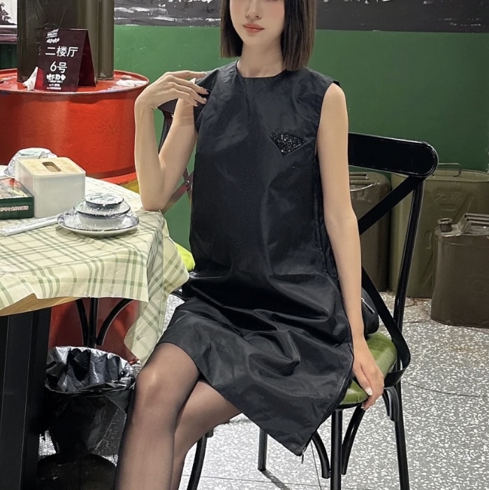 99新 Prada/普拉达 Prada/普拉达 黑色钻标背心裙 36码 99新