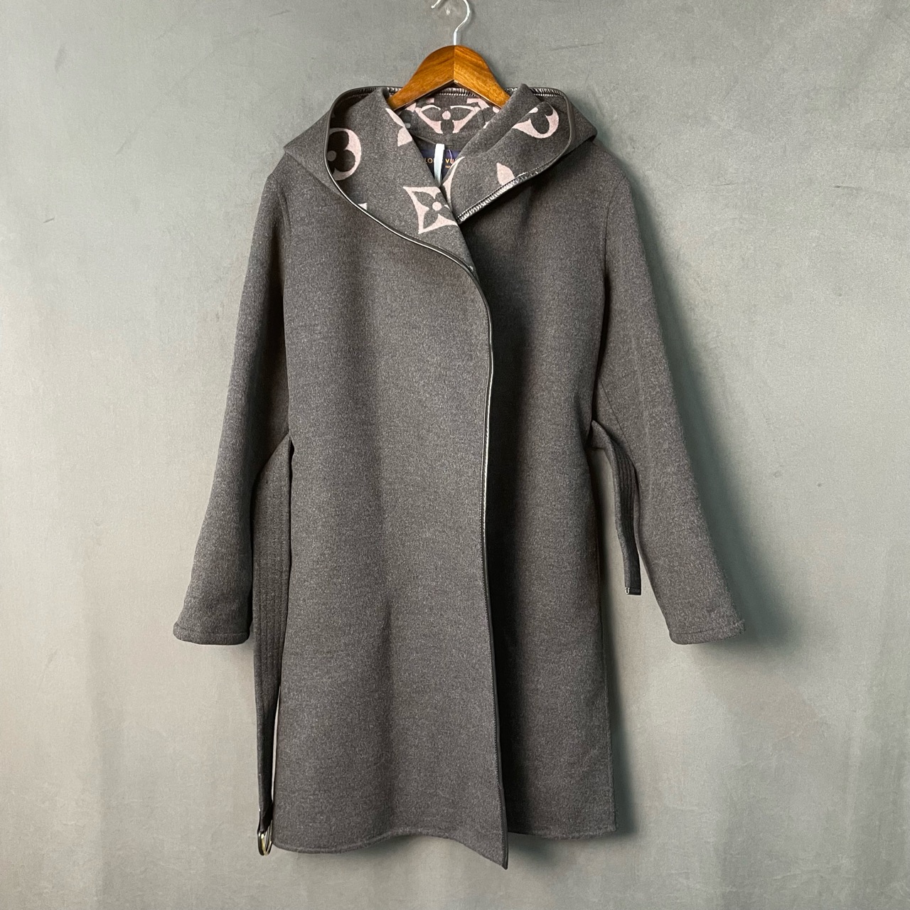 99新 LouisVuitton/路易威登  灰色内里老花满印大衣 32码
