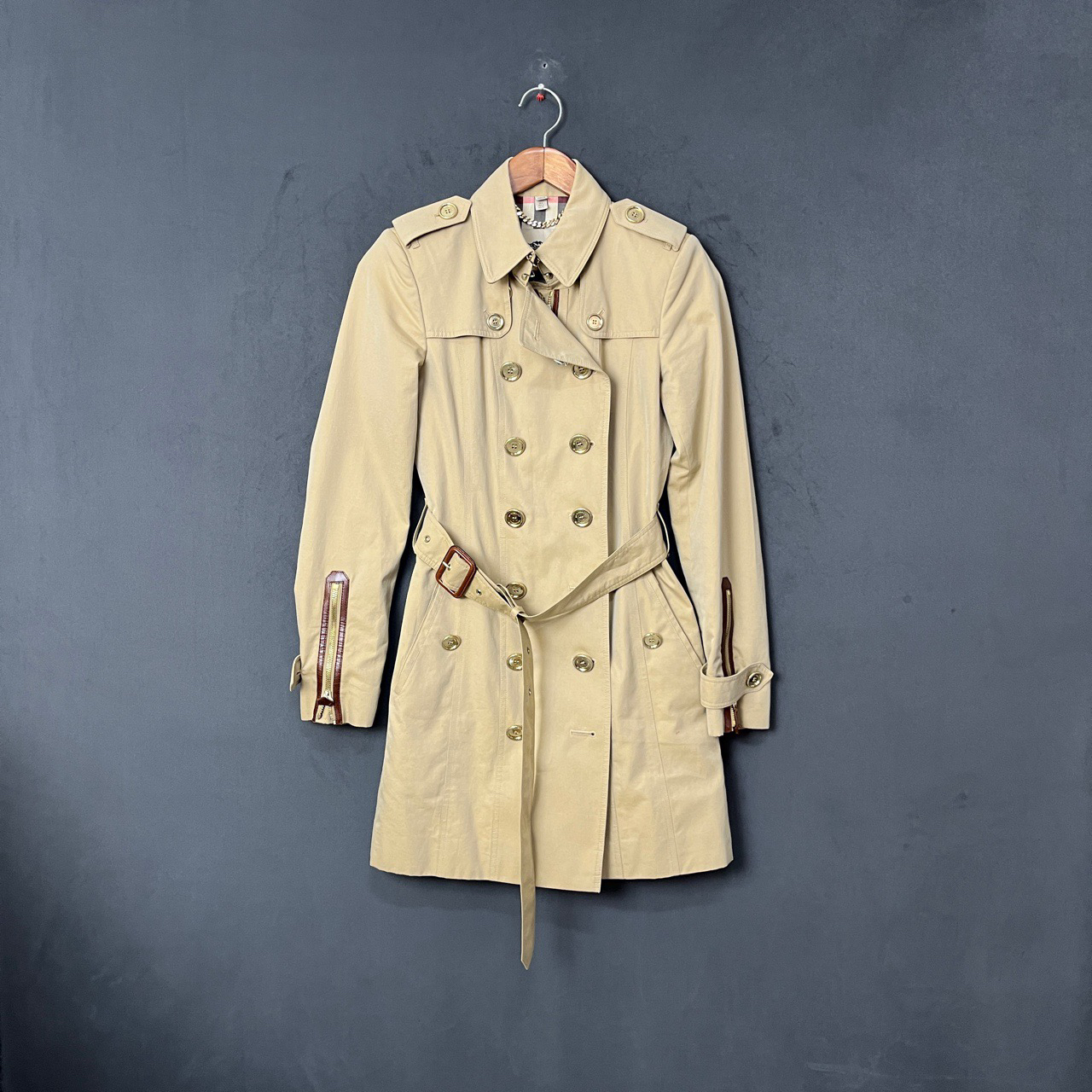 99新 BURBERRY/博柏利 卡其双排扣内里格纹风衣 UK4码 95新