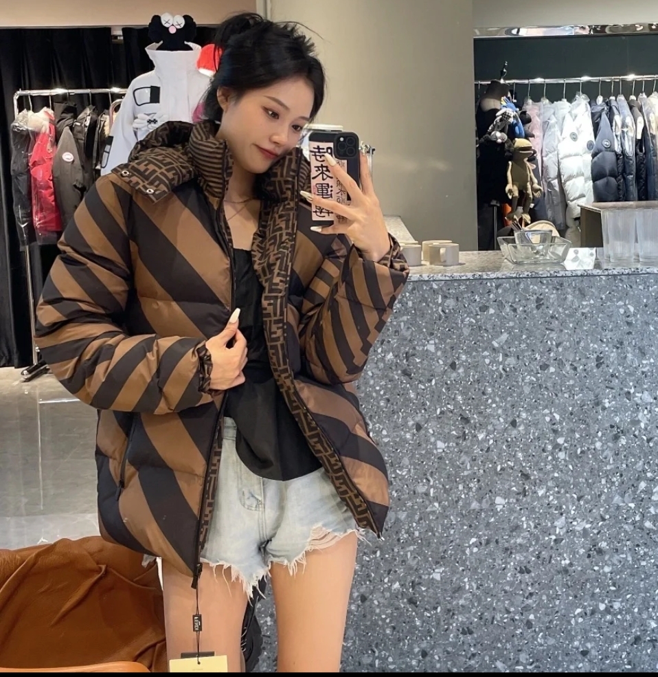 全新未使用 FENDI/芬迪 棕色双F满印双面羽绒服  带吊牌防尘袋