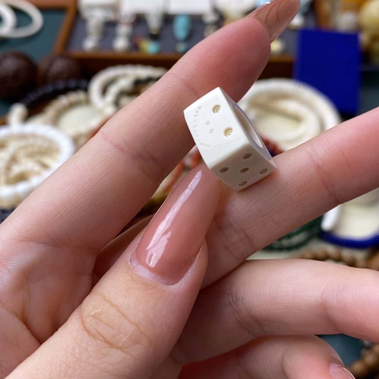 【闪购商品】白玉菩提手串踩****奥微笑骰子方跑环内径9+