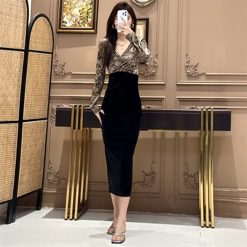 气质女人味轻奢V领长袖丝绒拼接掠风之影包身时尚百搭长款连衣裙