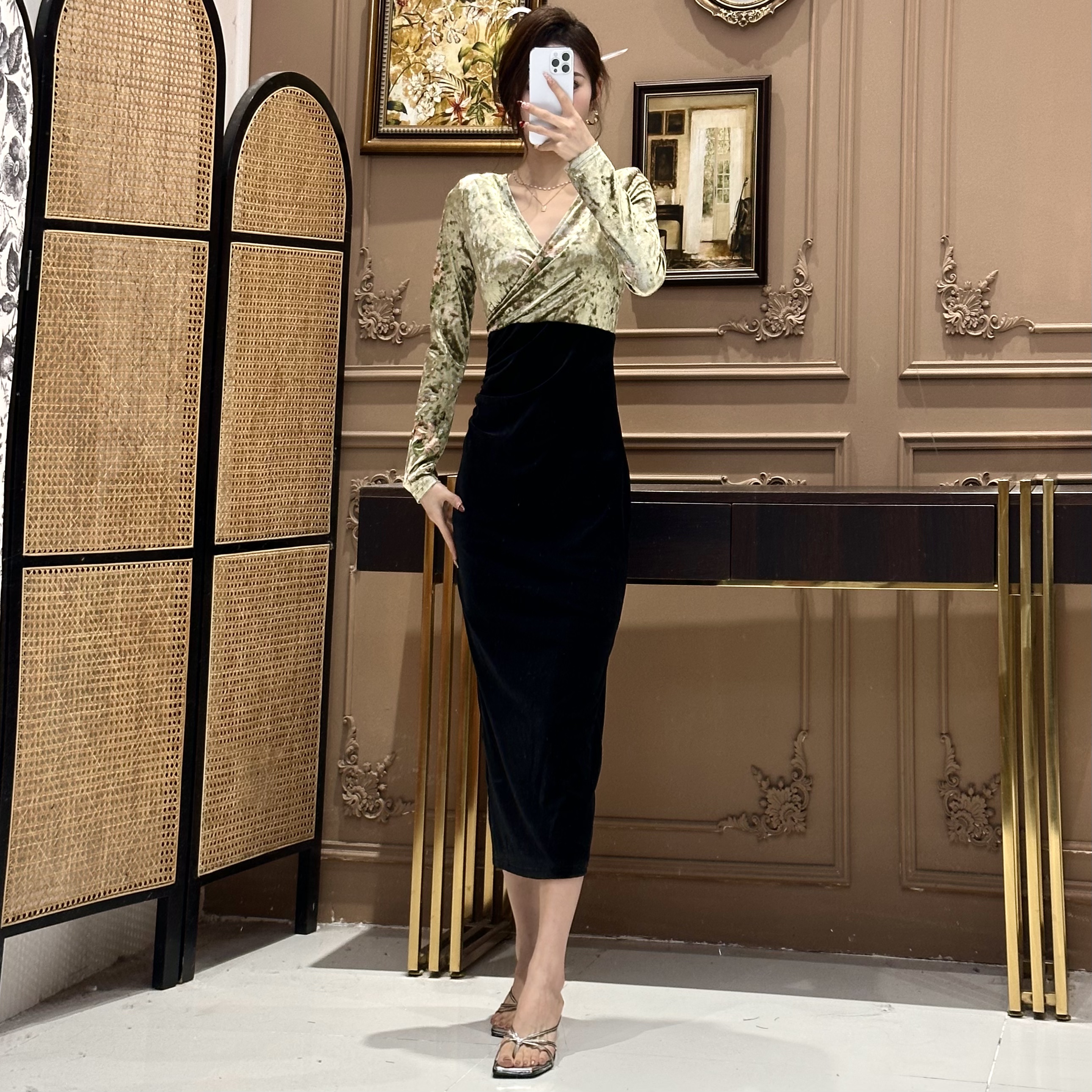 气质女人味轻奢V领长袖丝绒拼接青柠冰花包身时尚百搭长款连衣裙