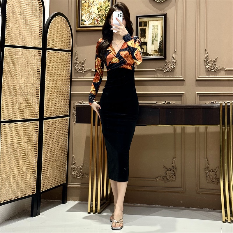 气质女人味轻奢V领长袖丝绒拼接寻幽入微包身时尚百搭长款连衣裙