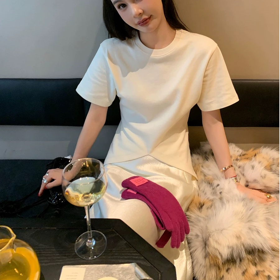 周美美 冬日也需要的不规则斜裁圆领磨毛正肩短袖打底T恤