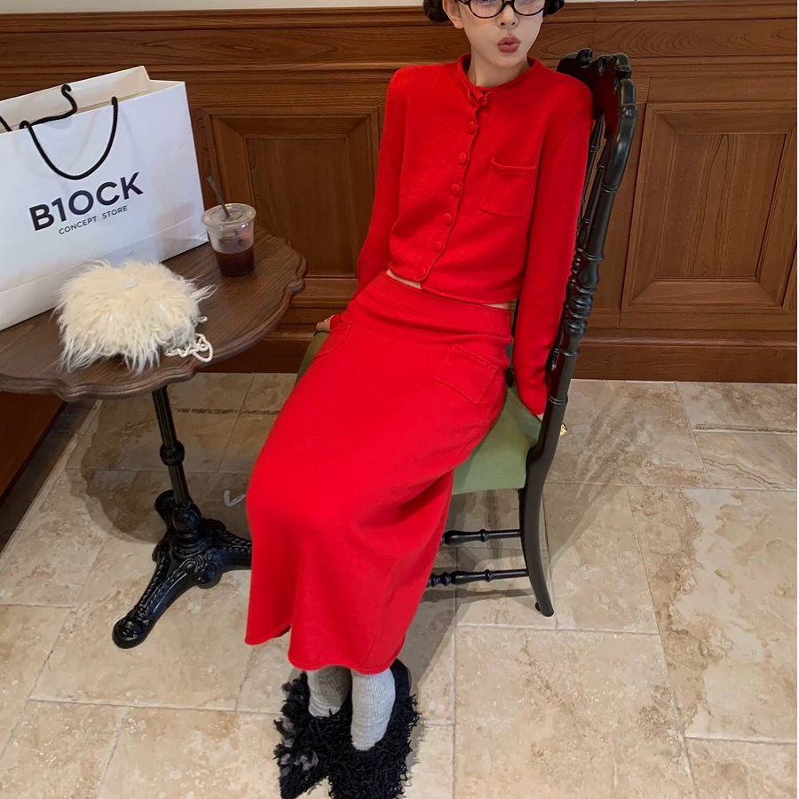 周美美  轻柔日常慵懒氛围卷边圆领针织开衫直筒半裙套装