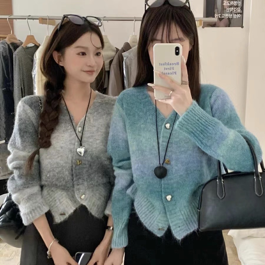 2024秋季新款复古晕染渐变色V领爱心扣针织衫开衫女春秋毛衣上衣