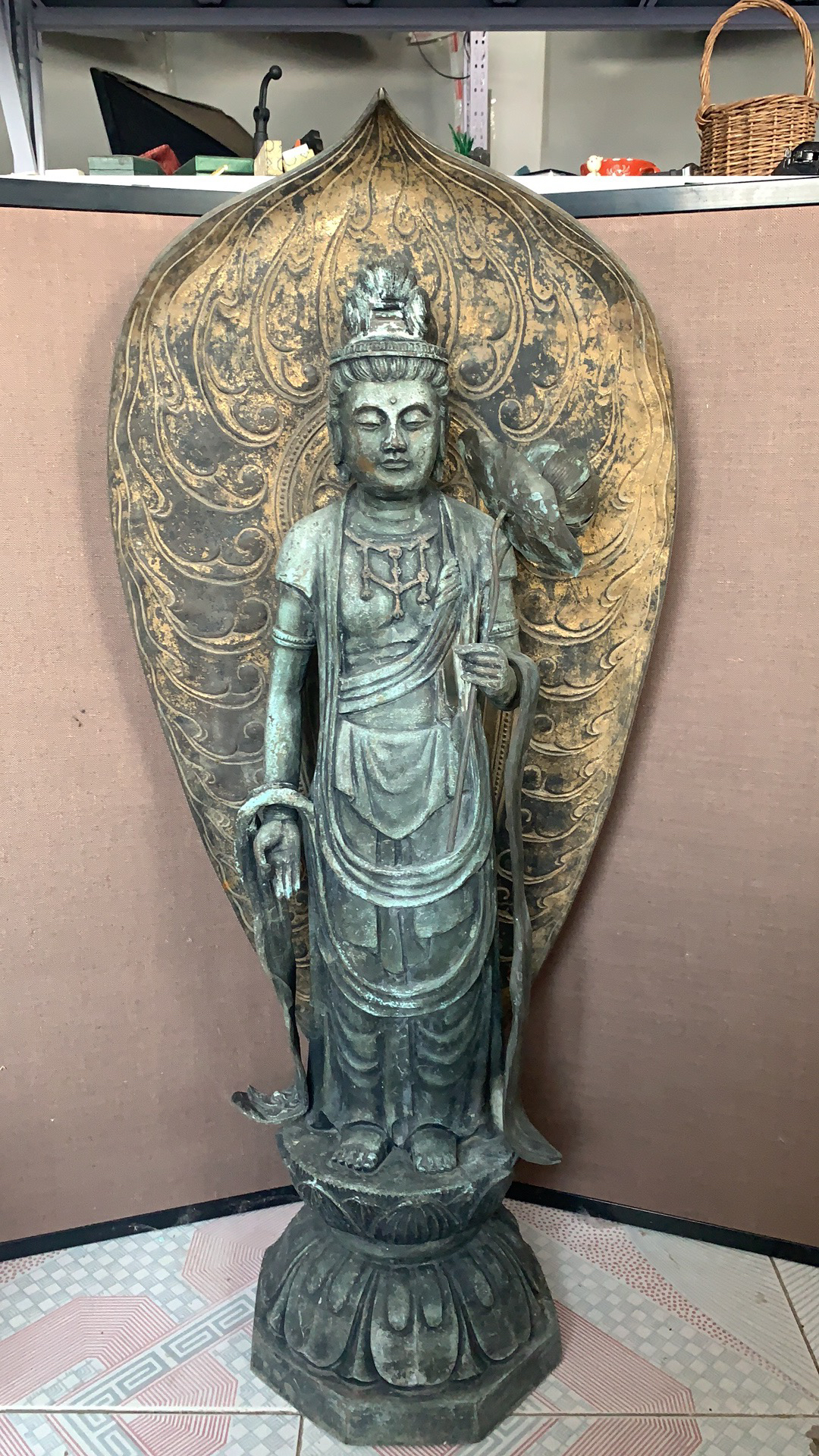 来自日本江户时代的一尊巨大的镀金 彩绘的观音菩萨像