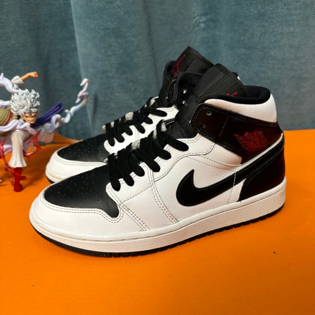 39码 AJ1黑白 市价1869 二手正常穿着痕迹主瑕疵褶皱