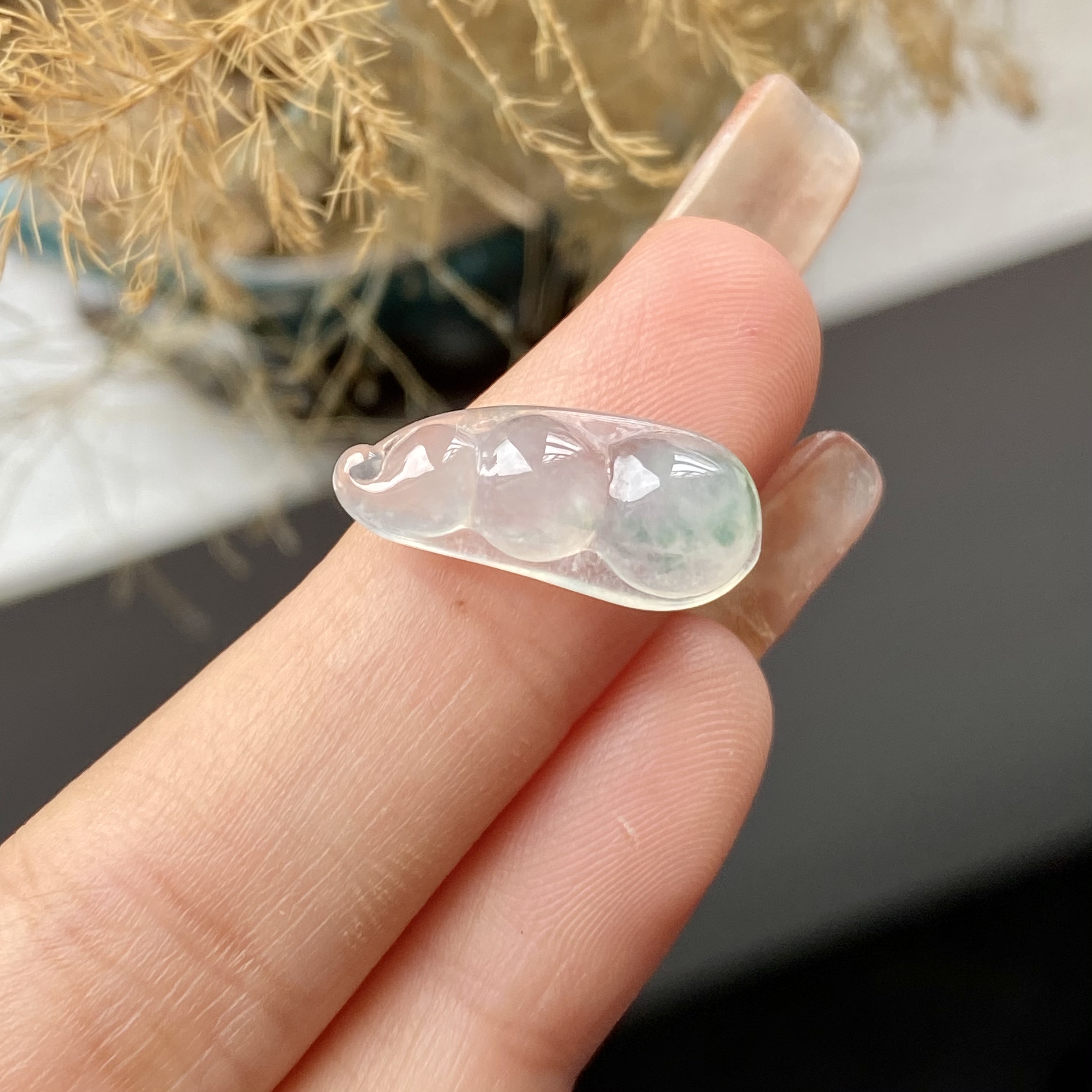 天然A货翡翠白冰飘花福豆