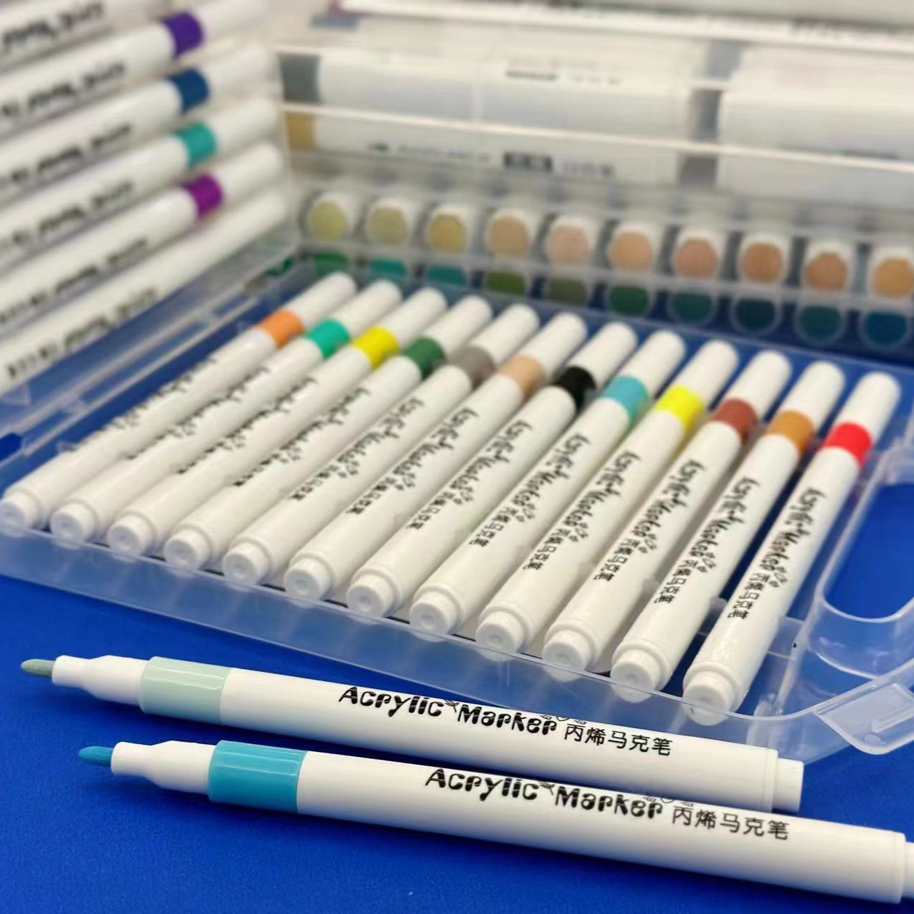 24丙烯马克笔发一盒图案随机    有问题联系客服   贴纸