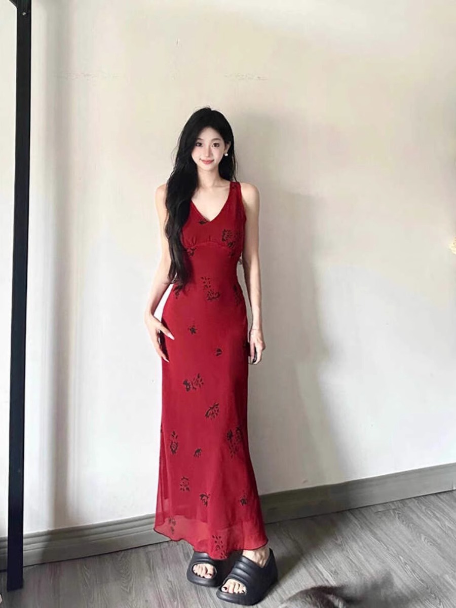 旷野蔷薇清冷感浪漫2025新款气质印花吊带裙红色斜裁垂感连衣裙