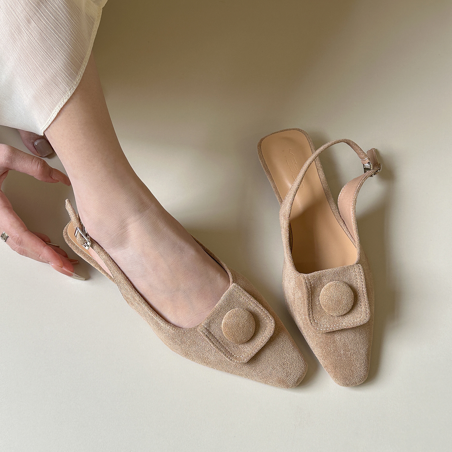 六一oniiii 温柔调！尖头后空凉鞋女夏季新款绒面百搭包头平底鞋