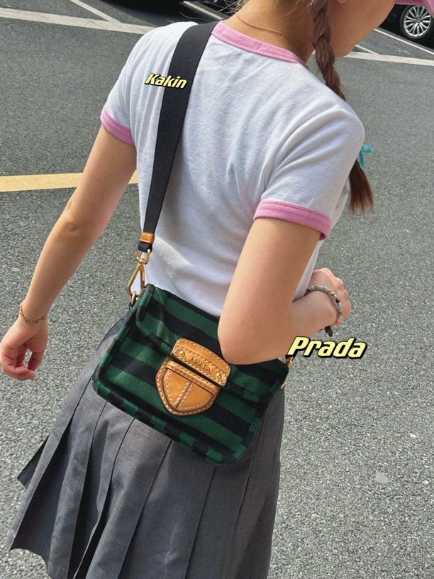 95新 Prada/普拉达 小号黑绿条纹猪鼻扣单肩包
