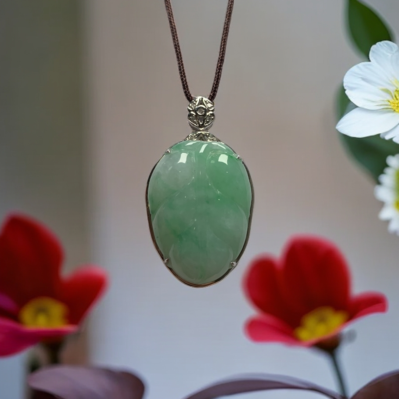 缅甸翡翠A货，18k金镶嵌叶子吊坠