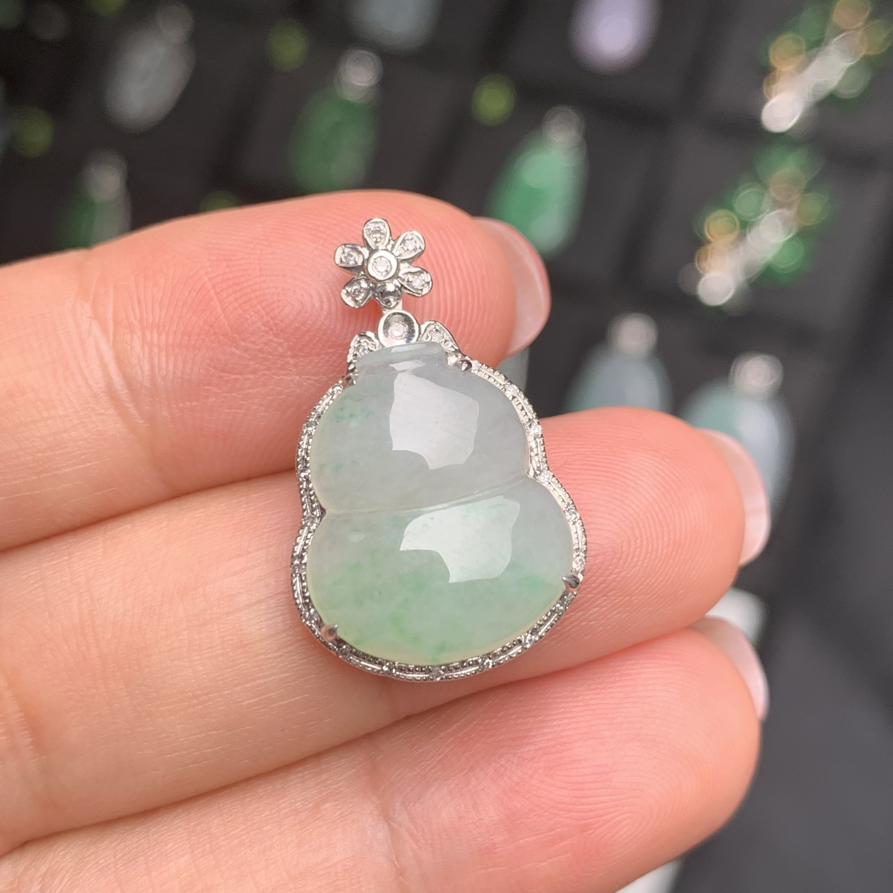 18k金镶嵌缅甸翡翠A货葫芦吊坠