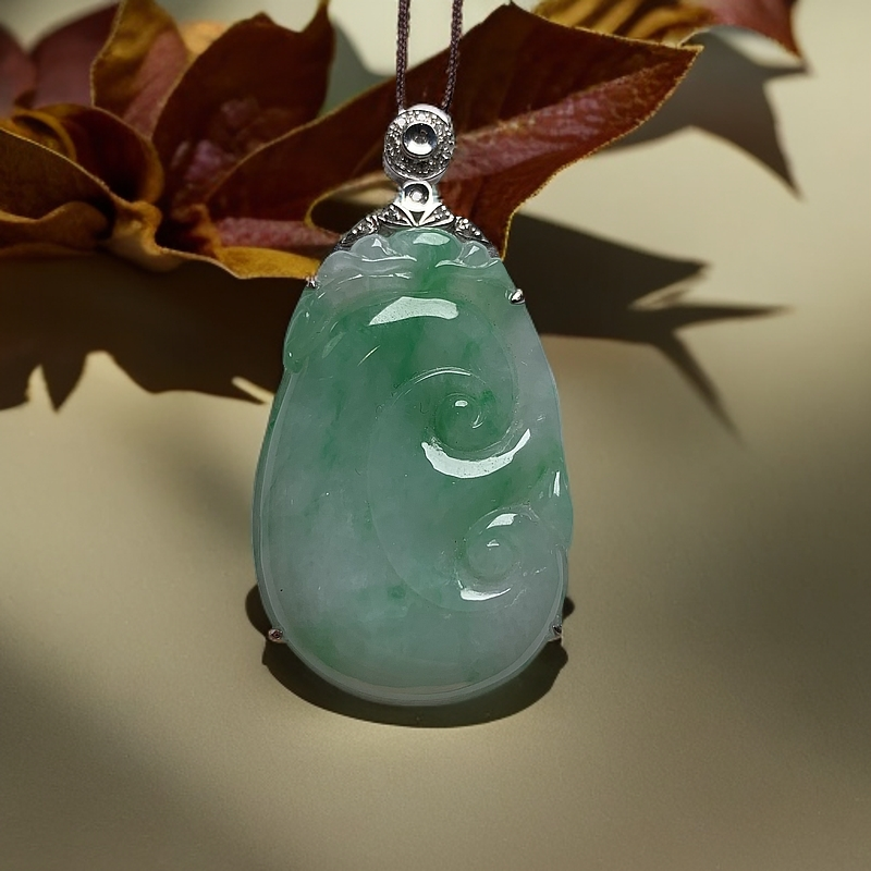 缅甸翡翠A货，18k金镶嵌如意吊坠