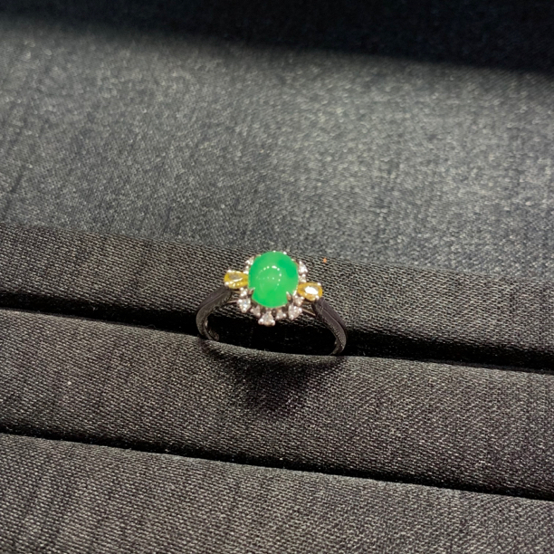 18k金镶嵌缅甸翡翠A货戒指