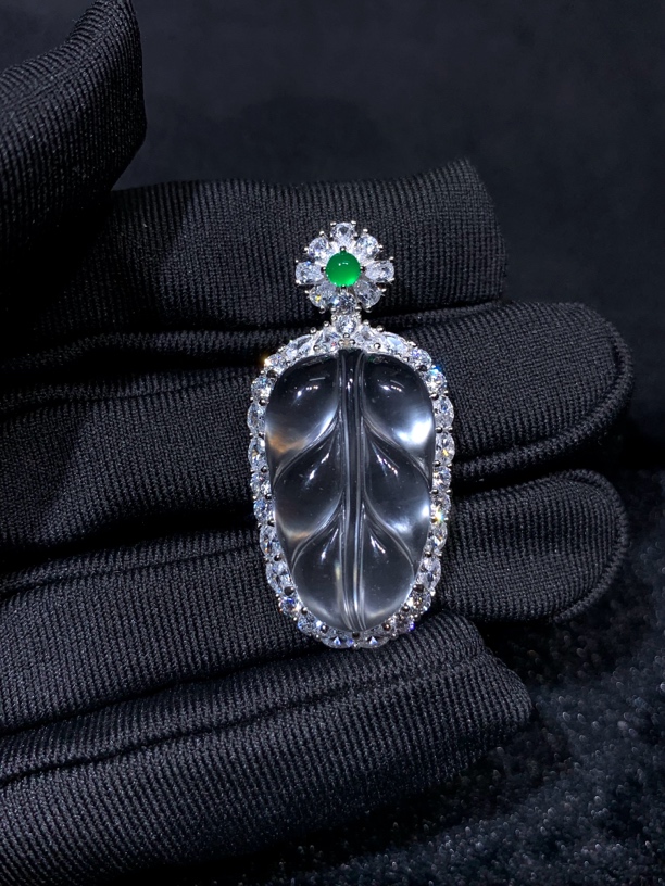 天然石英质玉叶子吊坠