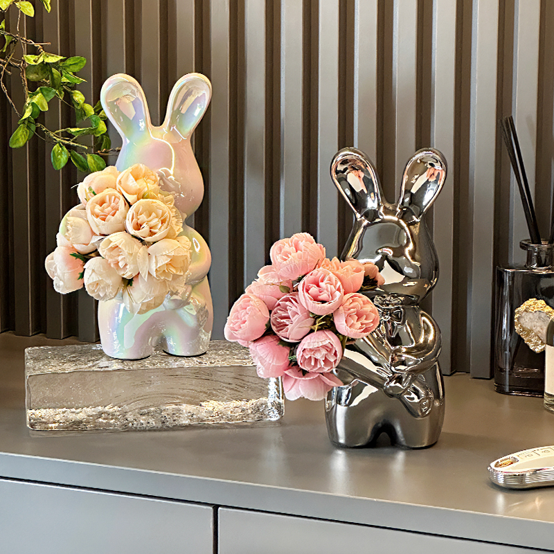 轻奢可爱陶瓷捧花兔子摆件高档玄关酒柜电视柜卧室客厅装饰品摆件